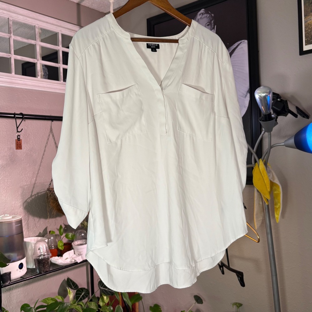 Torrid Harper Blouse Womens 2 White Georgette Roll Tab Sleeve V-Neck‎ Workwear